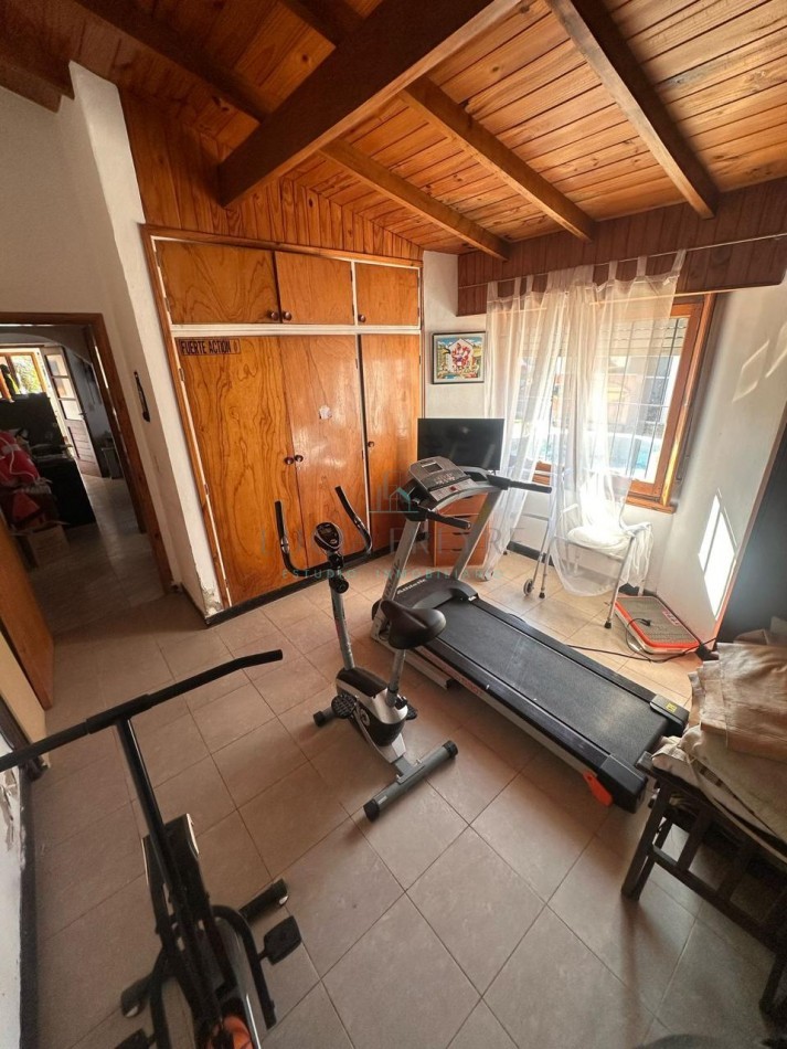 CASA 4 AMBIENTES BARRIO ESTRADA